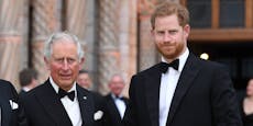 Warum King Charles in Unterhose Handstand übte
