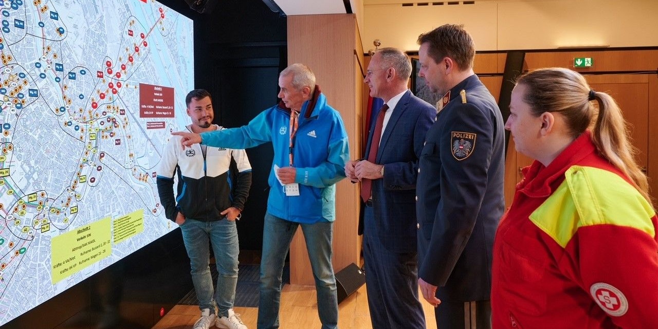 	Die gemeinsame Koordinierung des Einsatzes organisationsübergreifend (Polizei/Rettung/Feuerwehr/Veranstalter und private Ordnerdienste) erfolgt in der Einsatzzentrale in der Schenkenstraße.