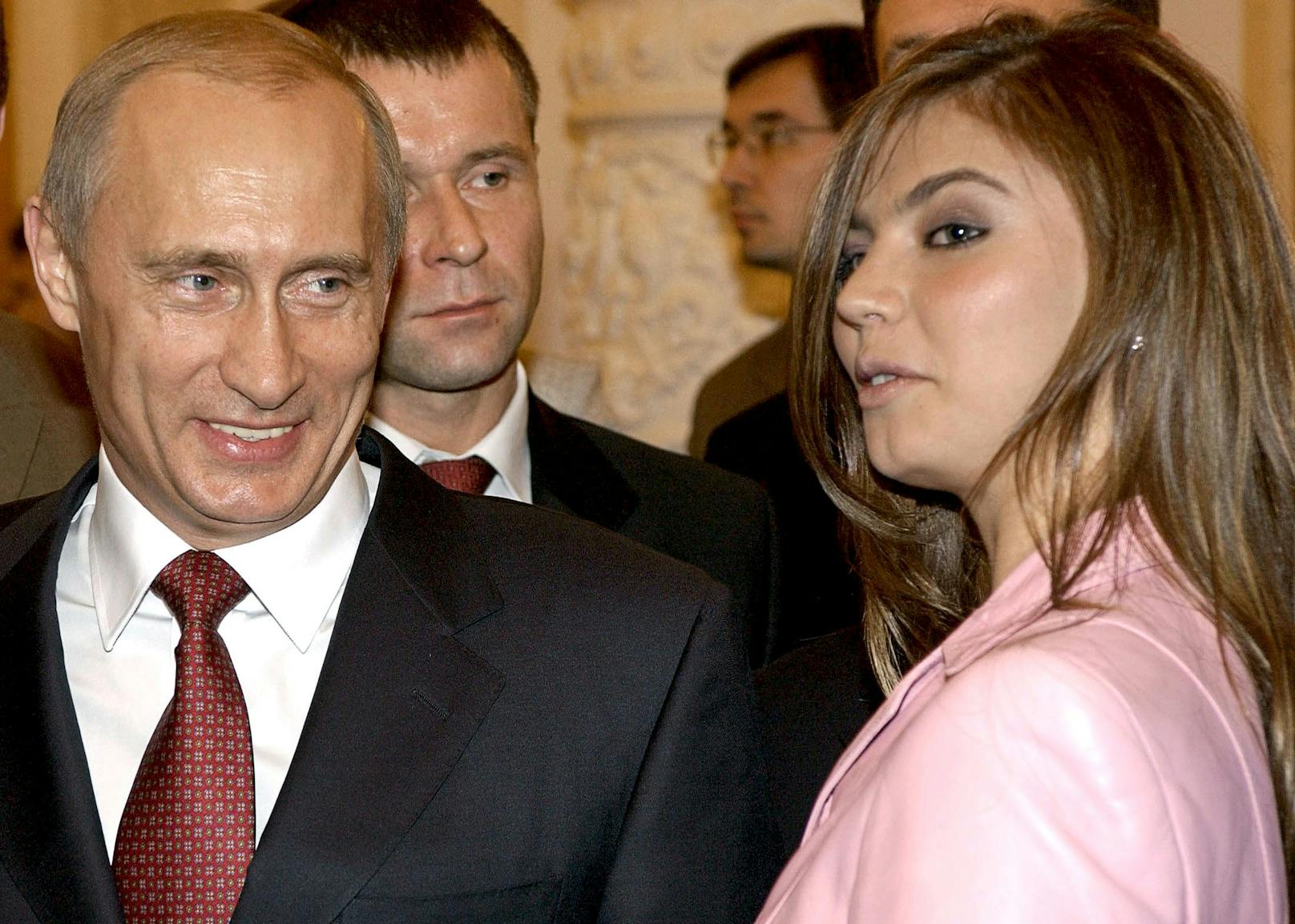 Die frühere Sportlerin Alina Kabaeva (Kabajewa) fiel Wladimir Putin bereits vor vielen Jahren ins Auge. Hier beim Kreml-Besuch des Olympia-Teams 2004.