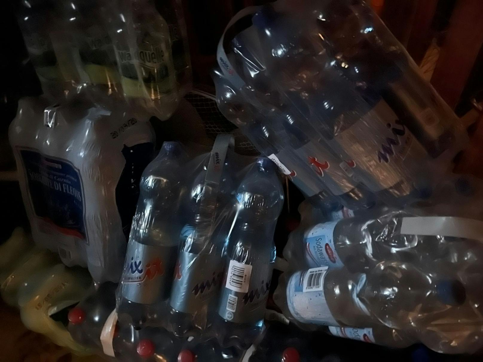 Nicht entsorgen: Alte Wasserflaschen - das Wasser ist noch über Jahre verwendbar.