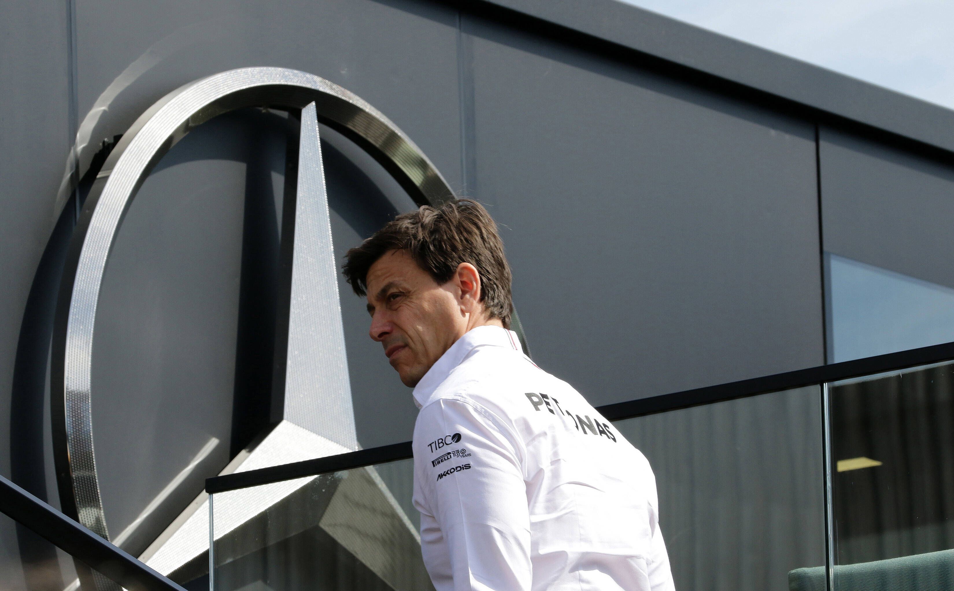 Mercedes-Boss Toto Wolff ist am Boden. 