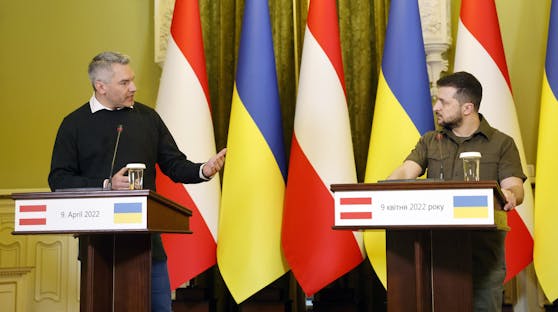 Österreichs Kanzler Karl Nehammer (links) und der ukrainische Präsident Wolodimir Selenski (rechts) bei Nehammers Besuch in der Ukraine im April.