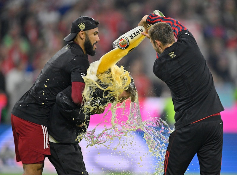 Sven Ulreich und Eric Maxim Choupo-Moting feiern den Titel ausgelassen. 