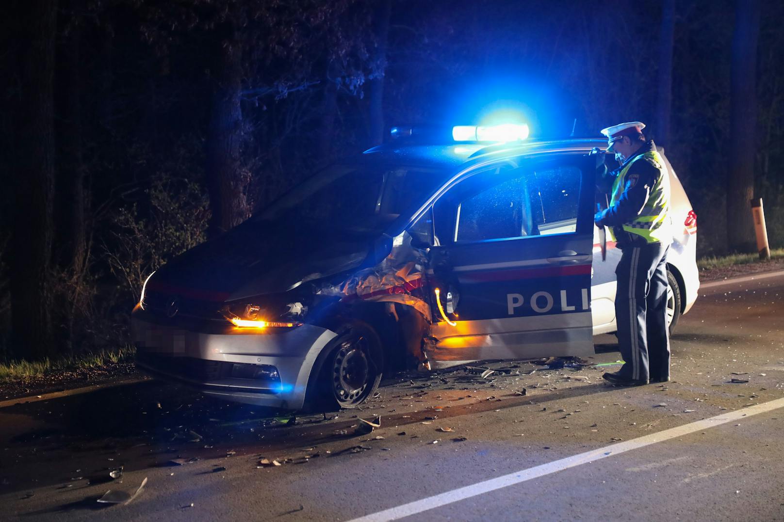 Total zerstört – Alkolenker (57) prallt in Polizeiauto