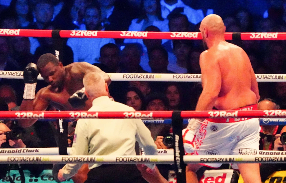 Tyson Fury schickt Dillian Whyte schon in der sechsten Runde auf die Bretter. 