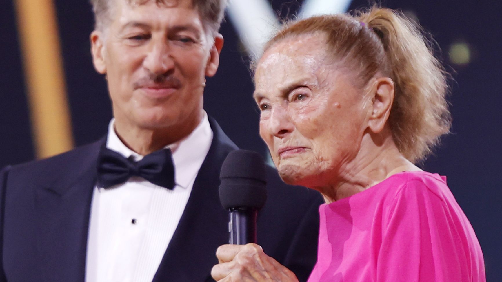 Erni Mangold bekam die Romy für ihr Lebenswerk von Tobias Moretti überreicht.