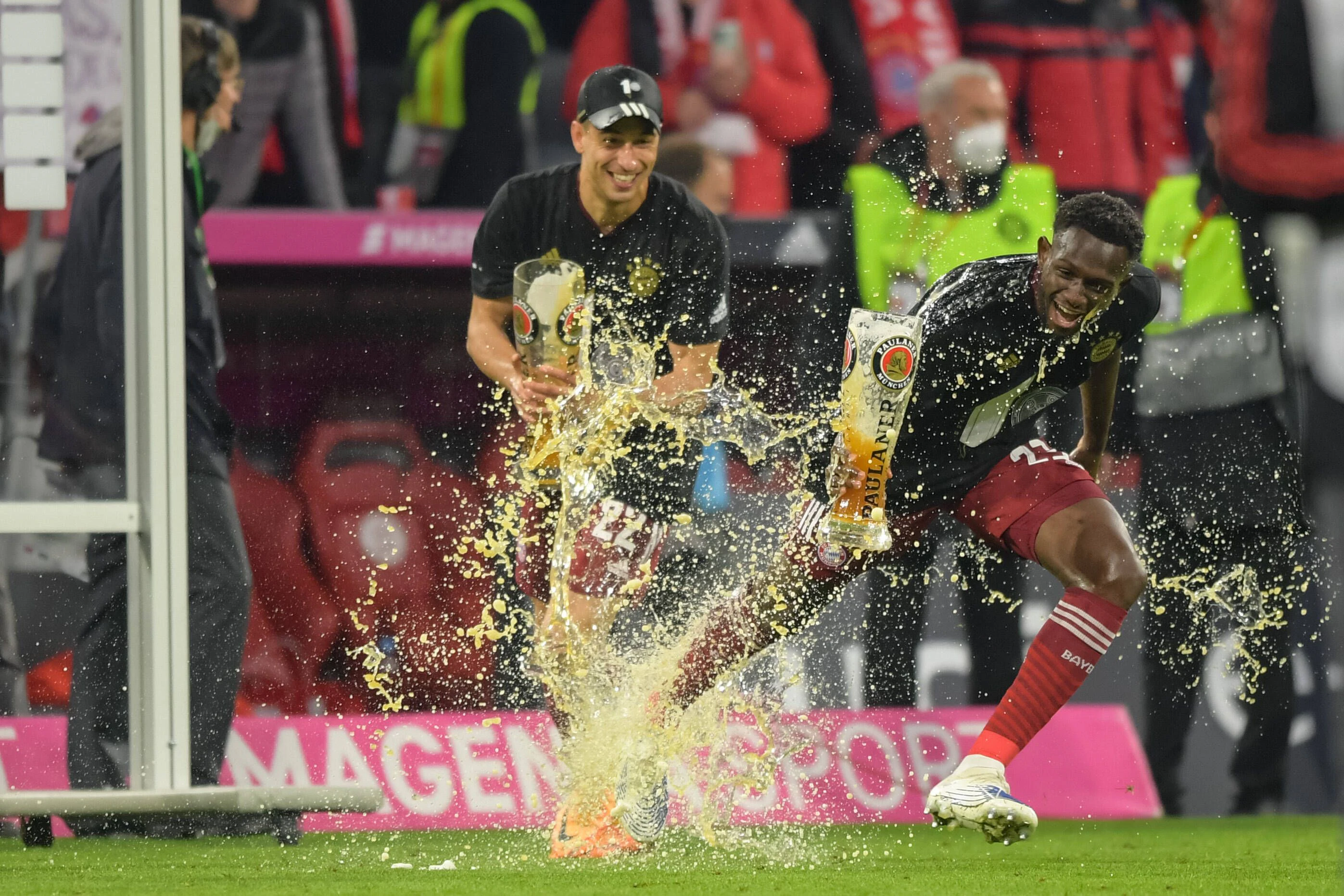 Auch Marc Roca und Alphonso Davies verschütteten den Gestensaft auf dem Rasen. 