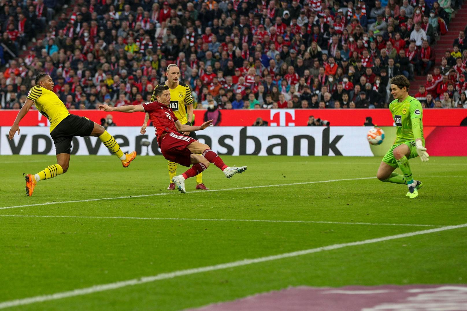 Robert Lewandowski legte gegen die Dortmunder dann das 2:0 nach. 