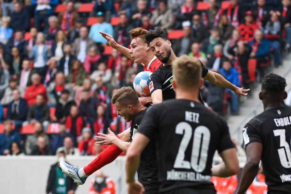 Philipp Lienhart nickt zur Freiburger 3:2-Führung ein. 