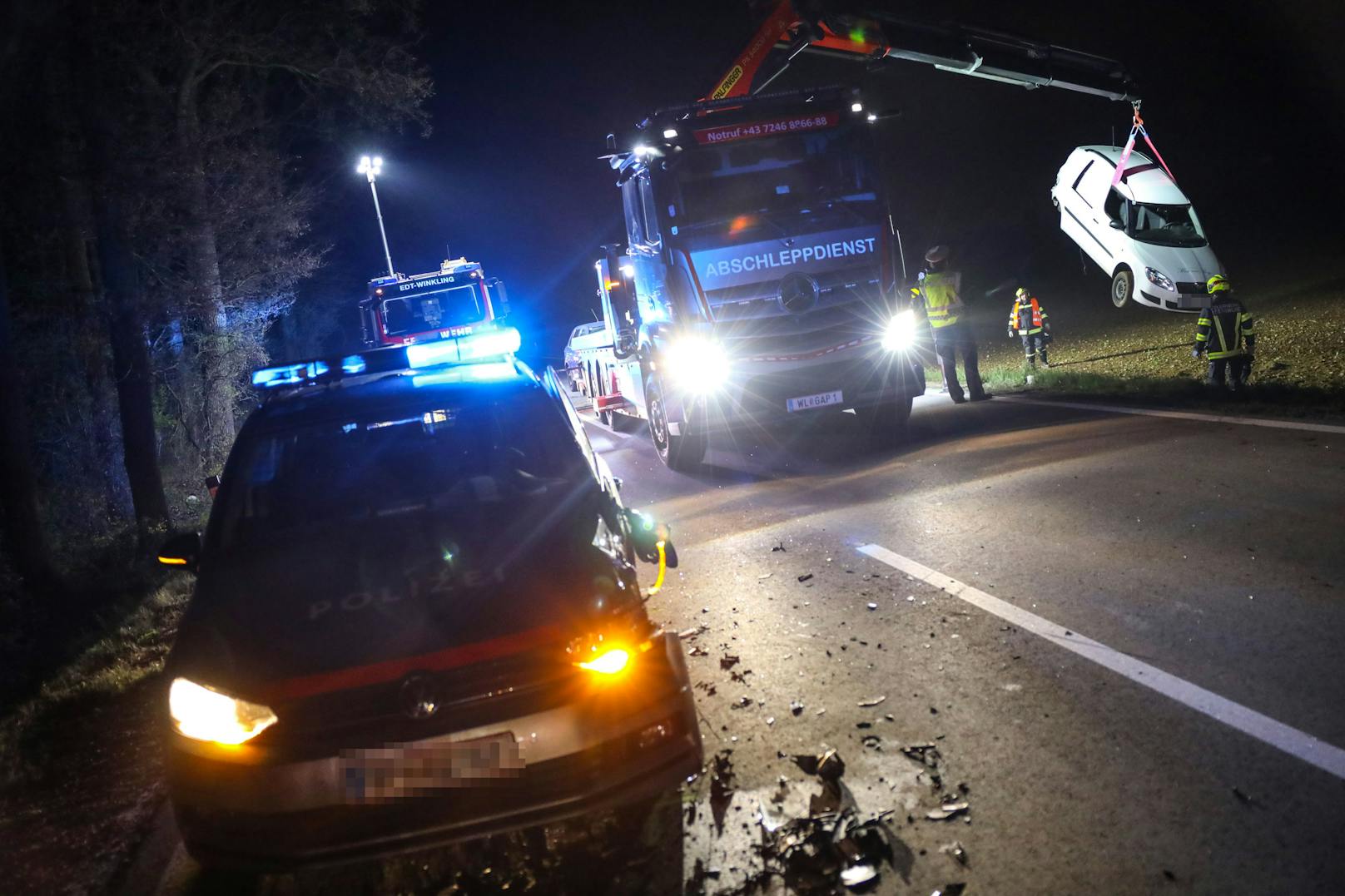 ...&nbsp;kollidierte mit der entgegenkommenden 21-jährigen Pkw-Lenkerin und anschließend mit dem Dienstfahrzeug.