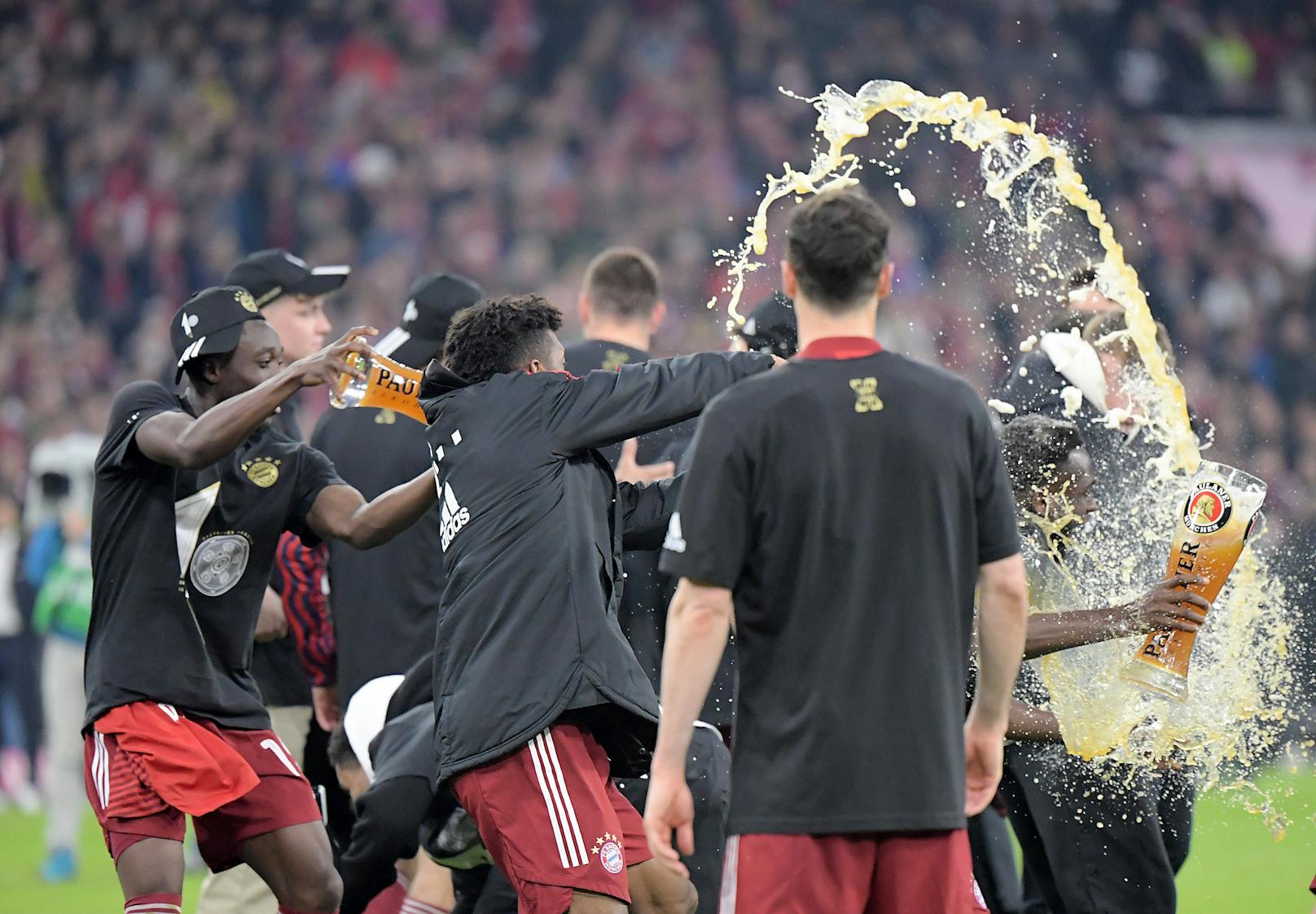 Nach dem Schlusspfiff feierten die Bayern-Spieler ausgelassen. 