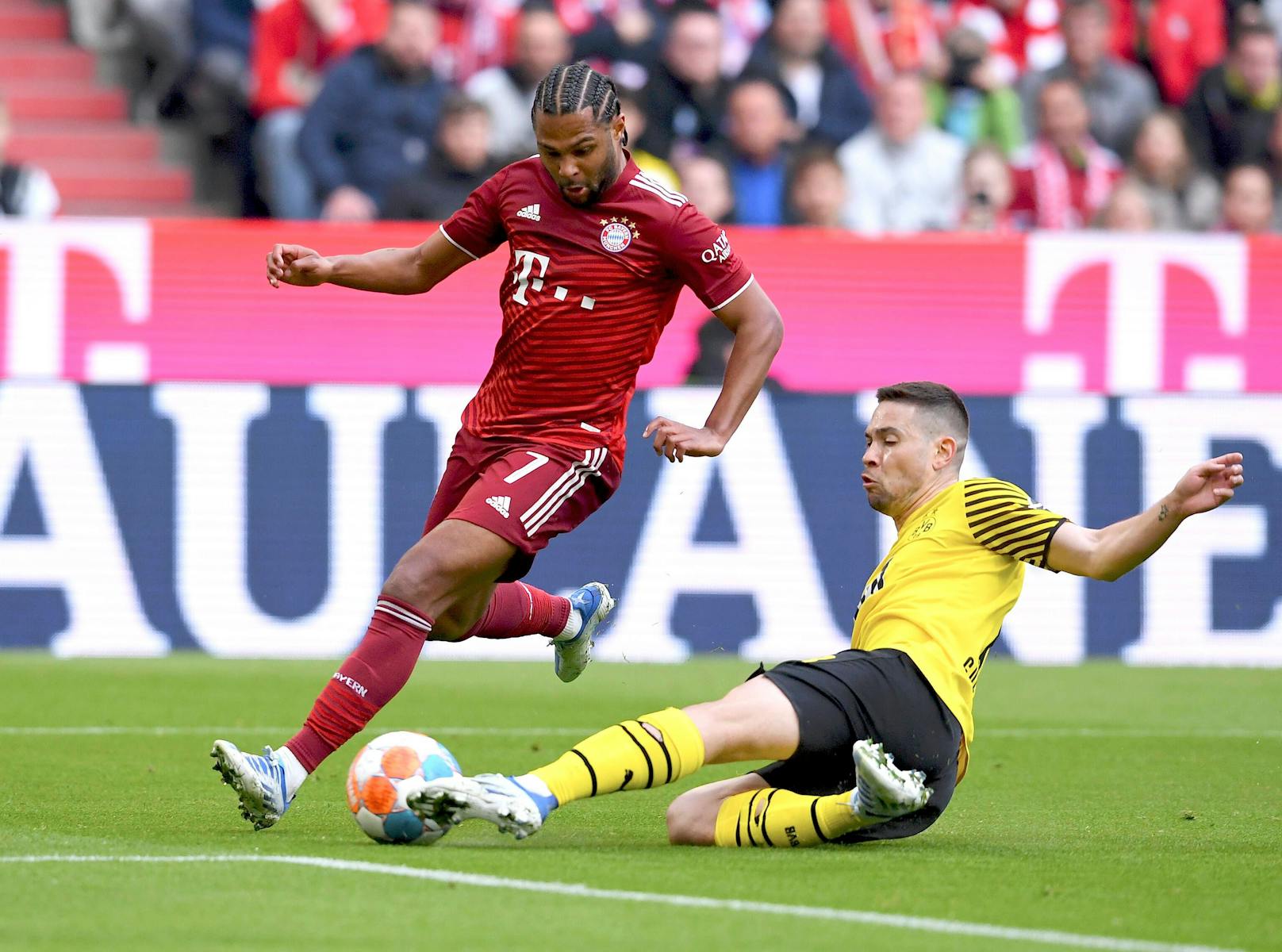 Bayern-Star Serge Gnabry im Duell gegen Borussia Dortmund. 