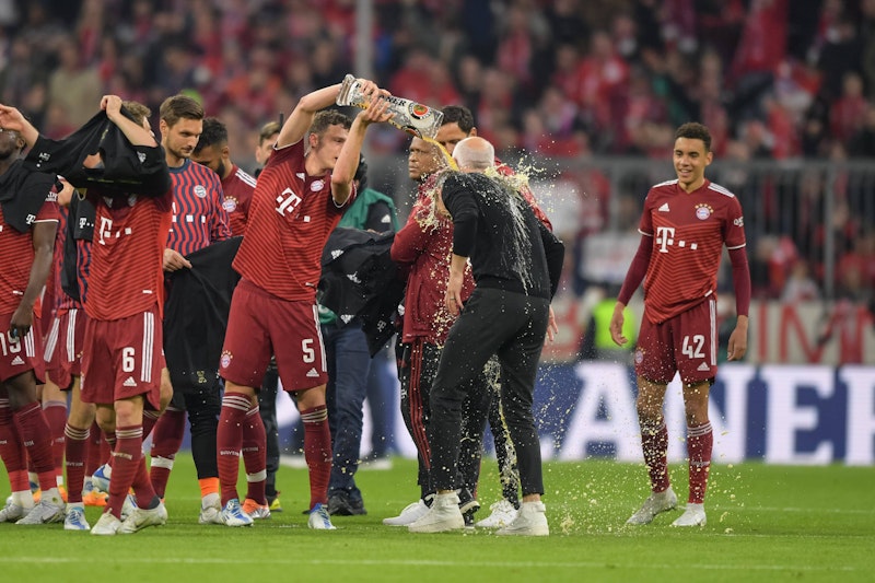 Auch Benjamin Pavard feierte den Titel mit einer Bierdusche. 
