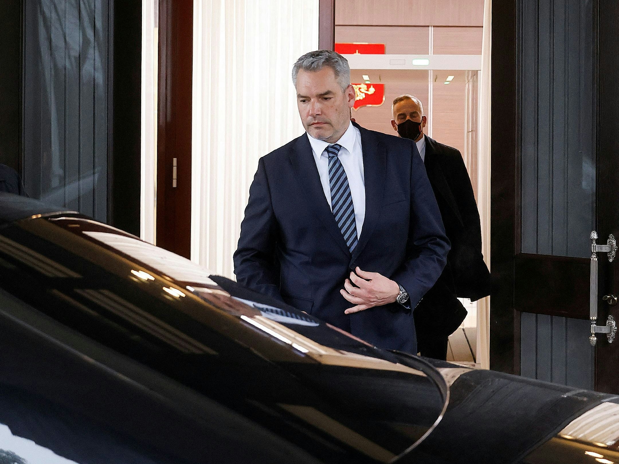 Nehammer direkt nach dem Treffen mit Putin am Weg zu seinem Auto.