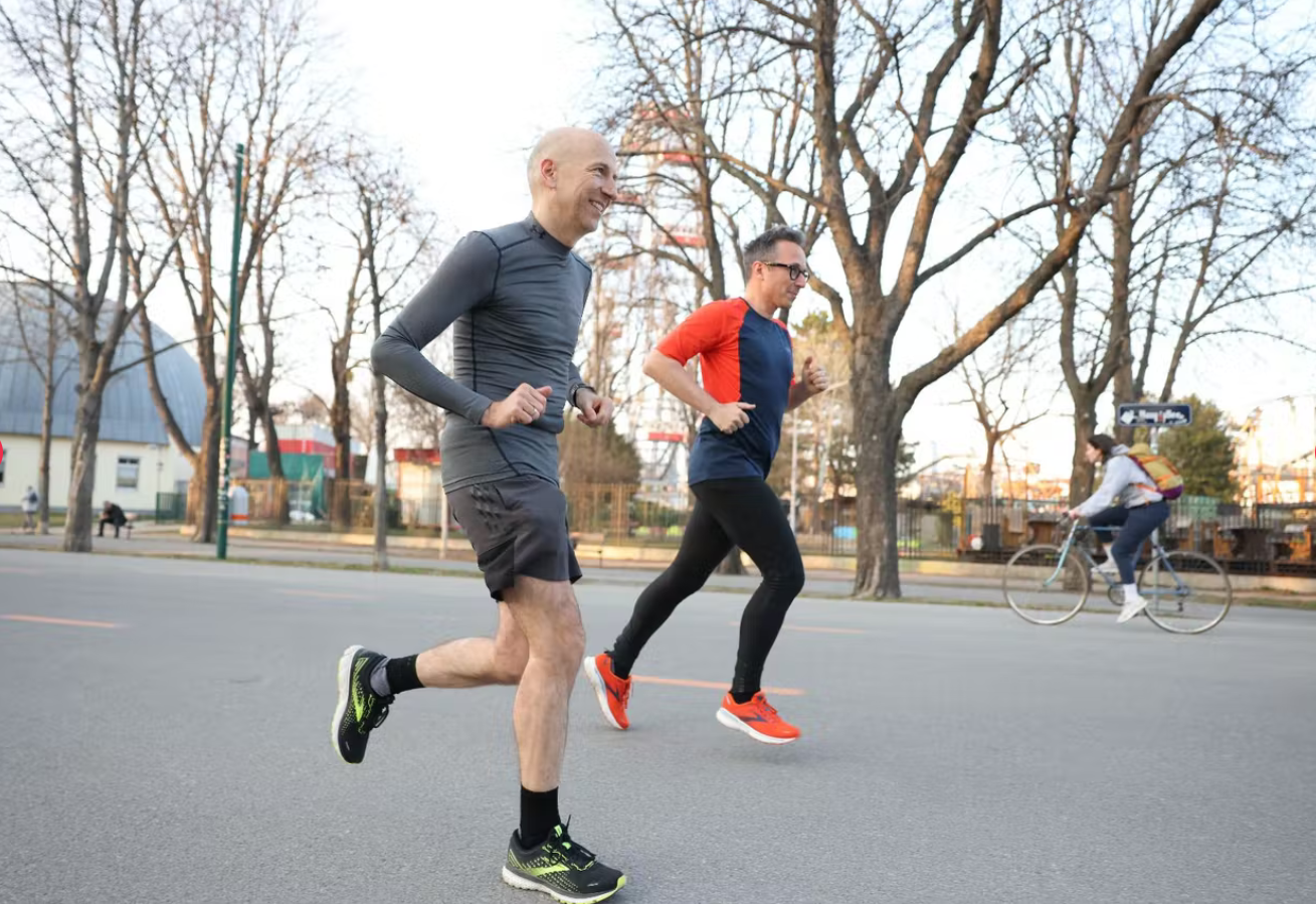 Am 28. April bestreitet ÖVP-Gemeinderat Peter L. Eppinger (r.) seinen ersten Halbmarathon – leider ohne Arbeitsminister Martin Kocher.