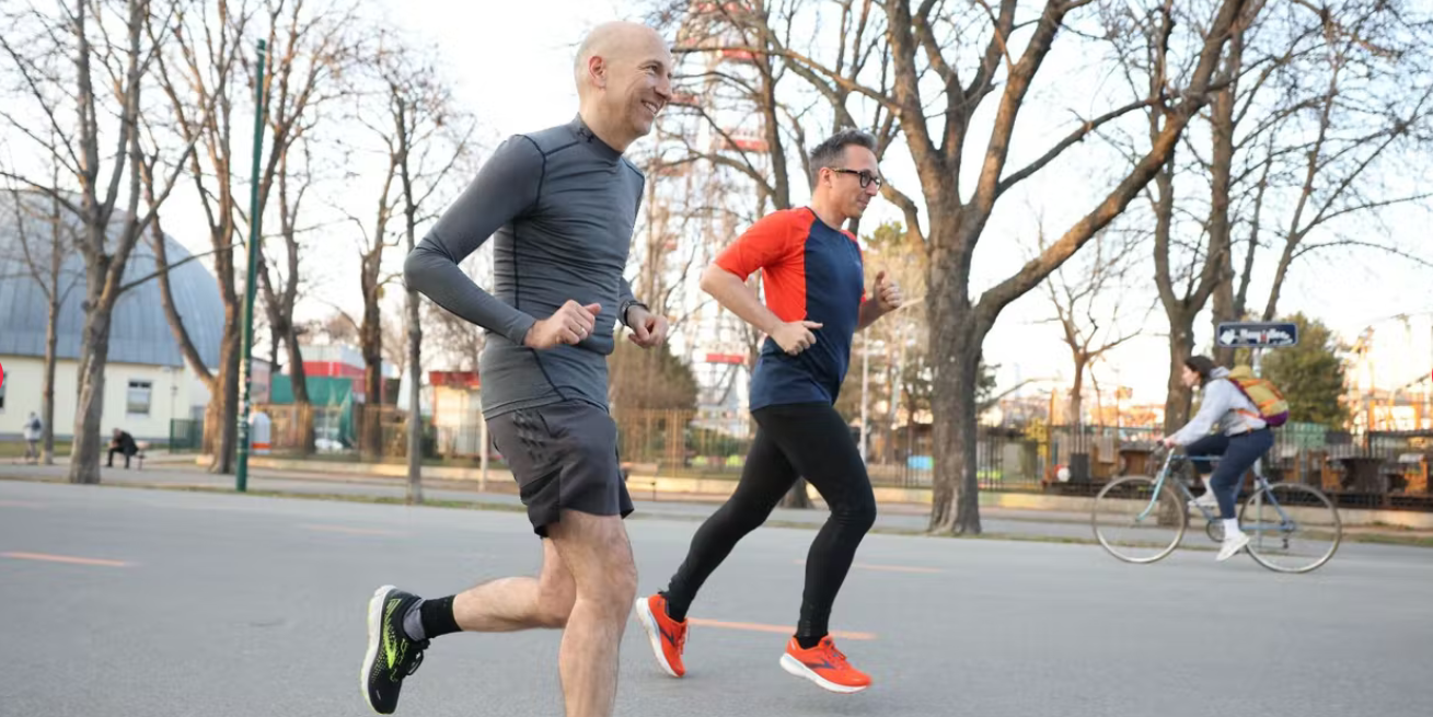 Am 28. April bestreitet ÖVP-Gemeinderat Peter L. Eppinger (r.) seinen ersten Halbmarathon – leider ohne Arbeitsminister Martin Kocher.