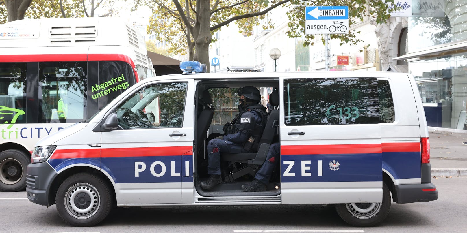 Beamte des Wiener Landeskriminalamts konnten den Gesuchten festnehmen. (Symbolbild)