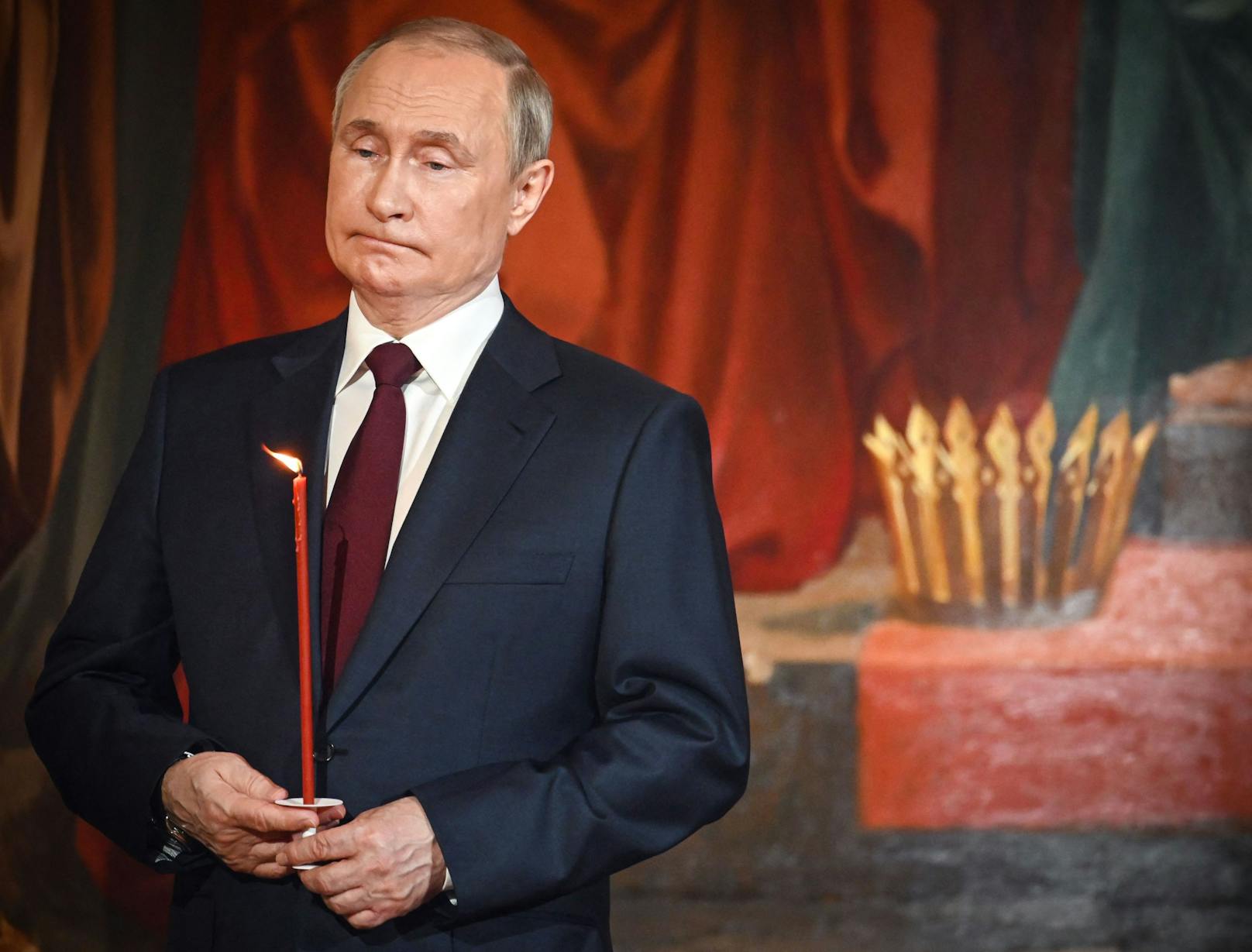 Russlands Präsident Wladimir Putin beim traditionellen Ostergottesdienst in Moskau am späten Abend des 23. Aprils 2022.