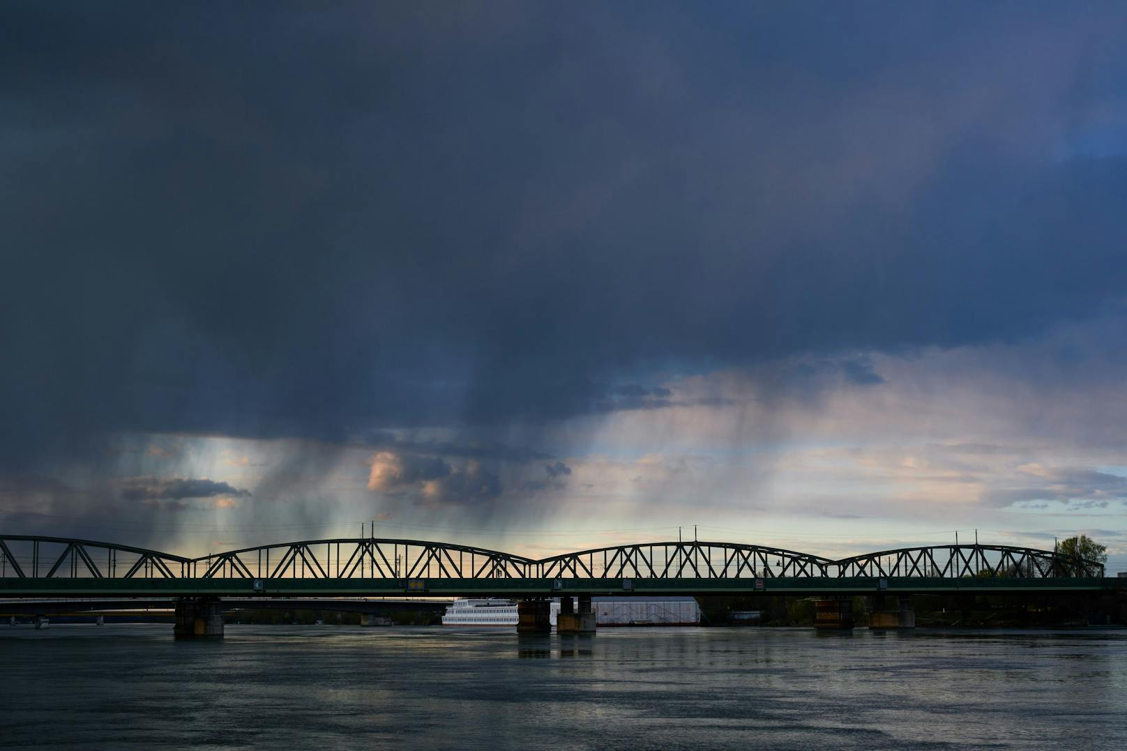 Blick auf die Wiener Nordbahnbrücke während eines Gewitters. (Symbolbild)