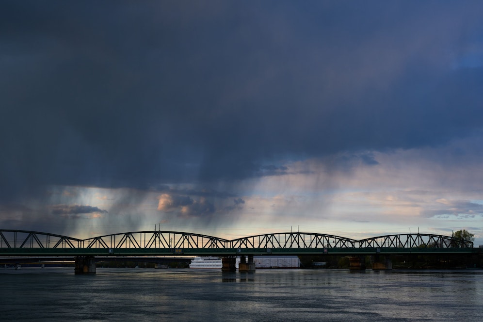 Blick auf die Wiener Nordbahnbrücke während eines Gewitters. (Symbolbild)