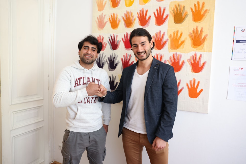 Dem Traumberuf Elektrotechniker einen großen Schritt näher: Brusk (li.) mit seinem Mentor Barış.