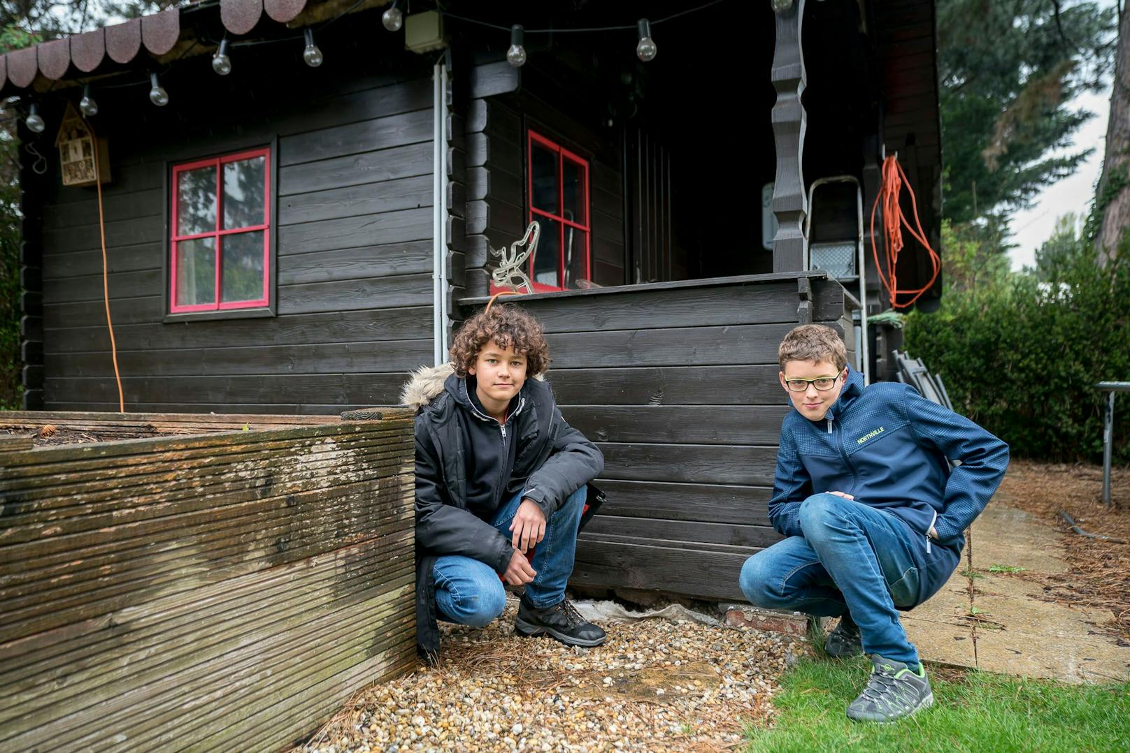 Ben (12, li.) und Niklas (10) beim Gartenhaus, in dem eine Fuchsfamilie eingezogen ist.