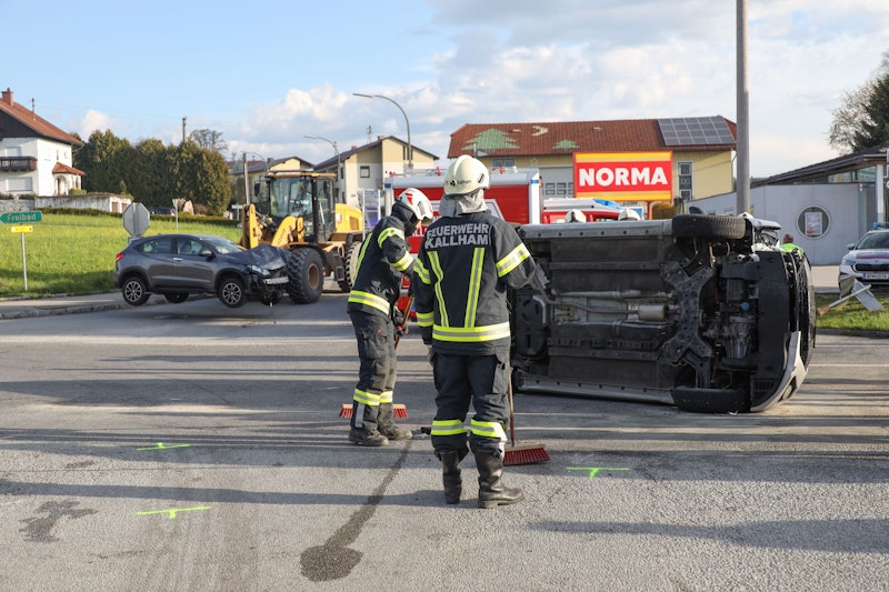 Das Auto der 19-Jährigen wurde hochgeschleudert und kam auf der Seite zum Liegen.