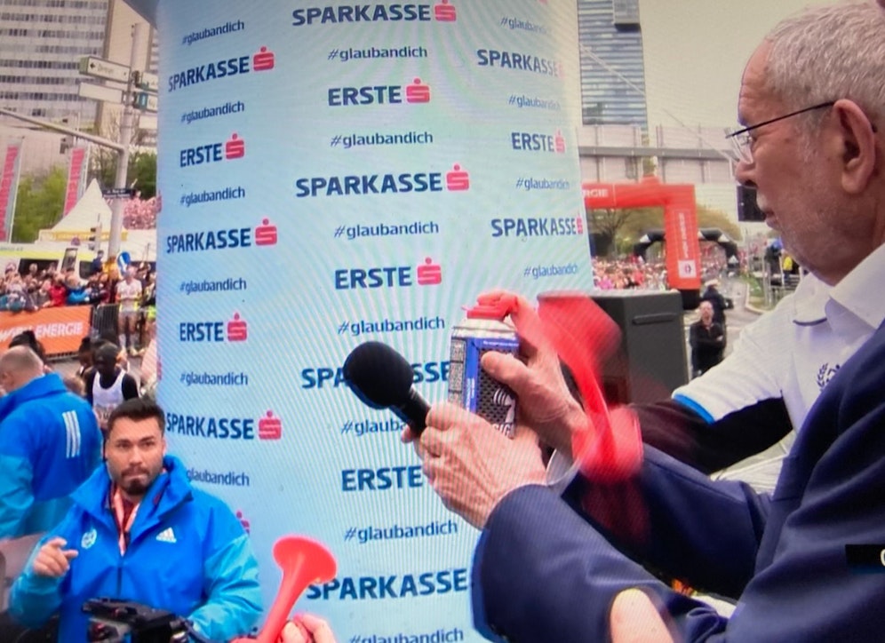 Alexander Van der Bellen passiert ein Start-Hoppala.