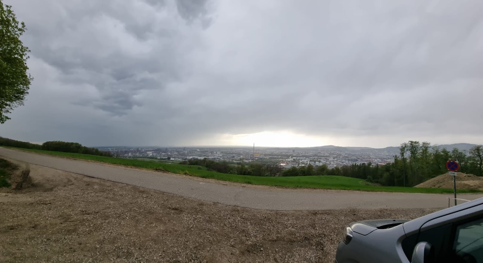 Dunkle Wolken über Linz. Archiv- und Symbolbild.