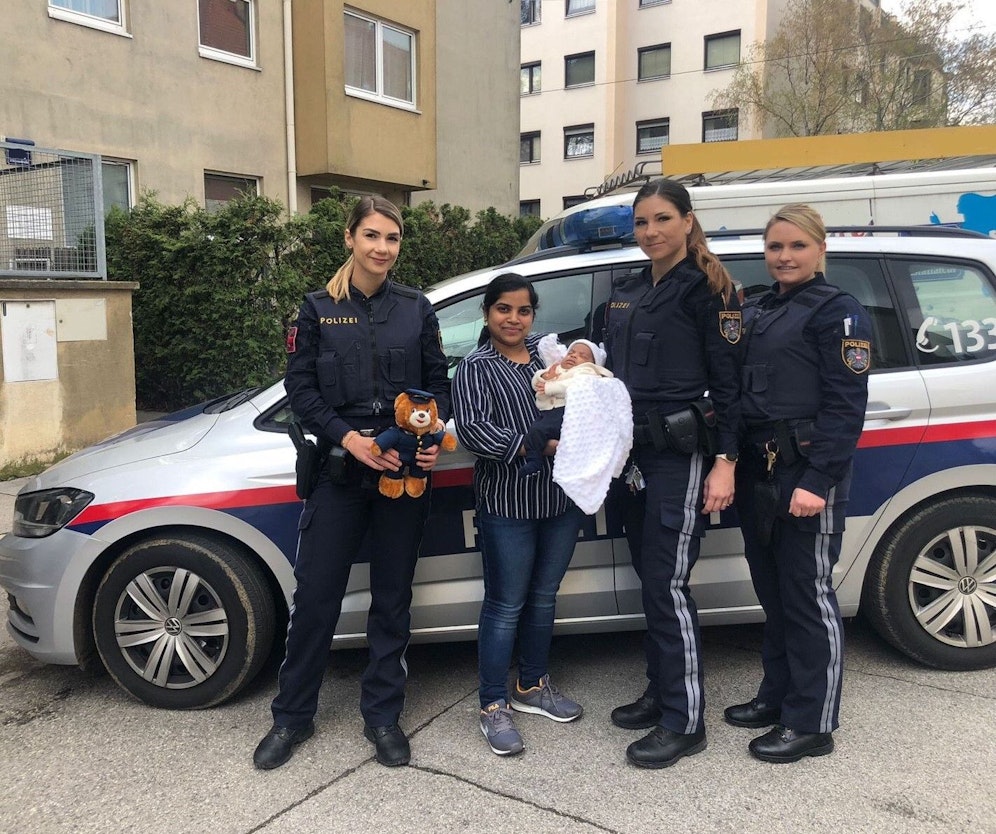 Inspektorin Lisa K., Dhanya (35) mit dem kleinen Biyon, Inspektorin Tatjana W. und Inspektorin Laura K. (v.l.n.r.)