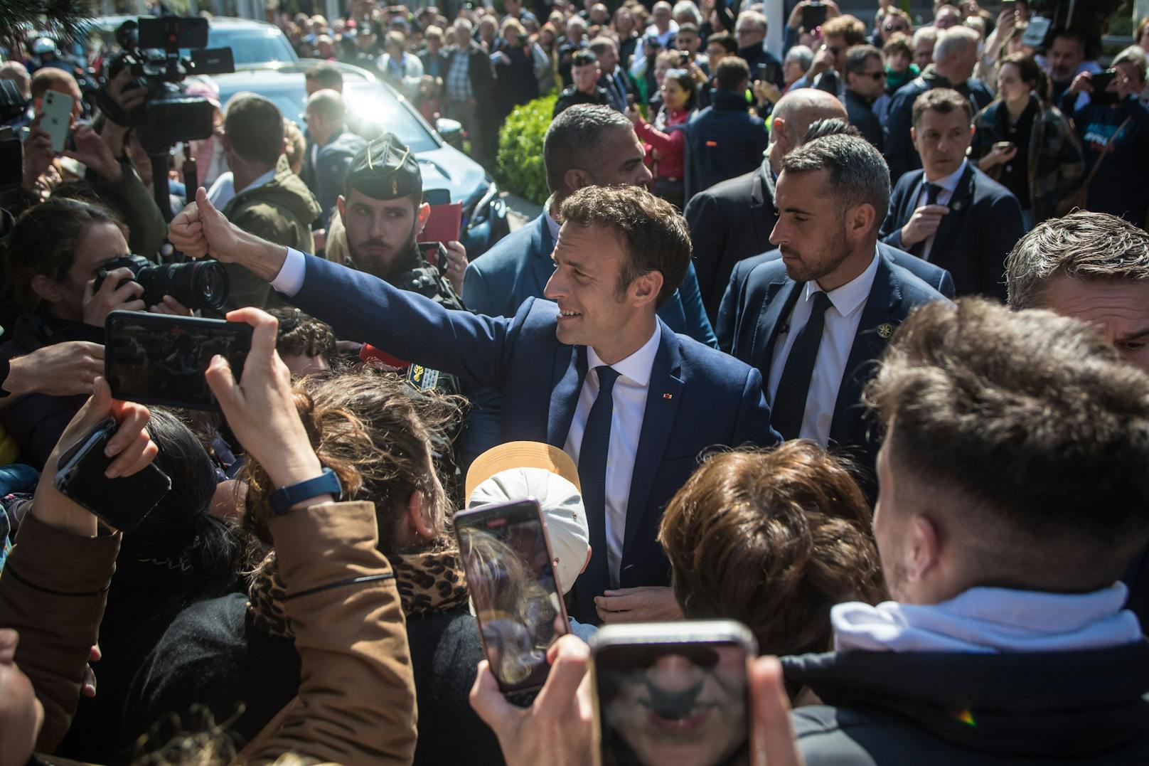 Macron laut ersten Hochrechnungen deutlicher Wahlsieger