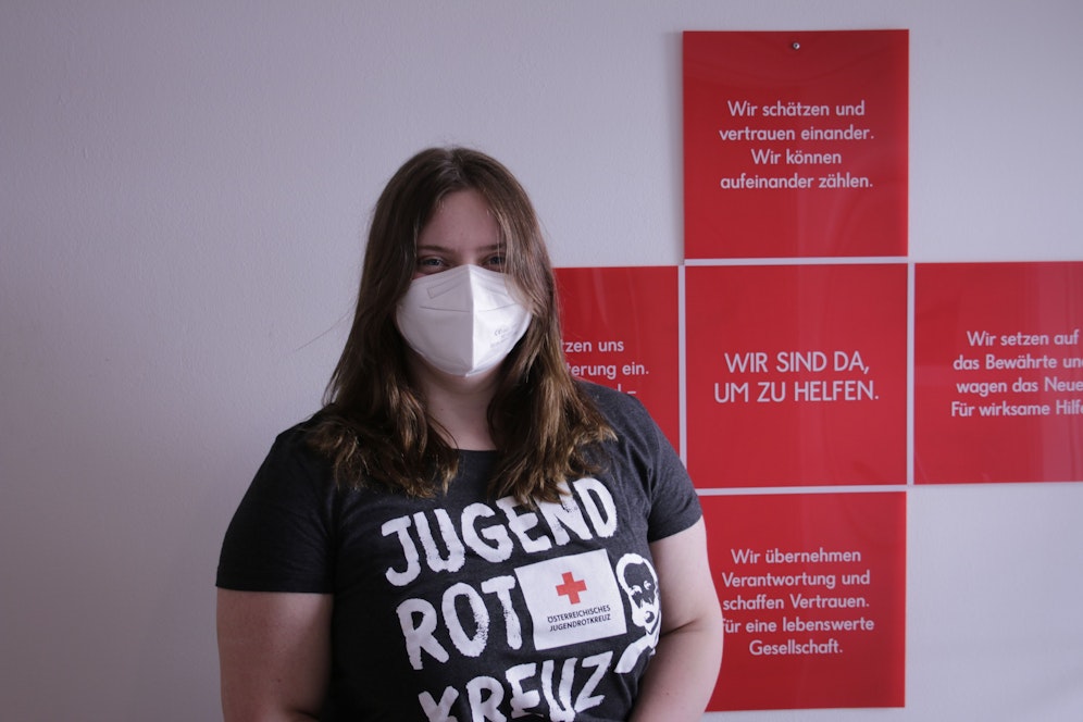 Julia (18) ist als Peer für das Rote Kreuz tätig. Sie berät Jugendliche zu Themen wie Liebeskummer, Schule oder Streit mit den Eltern.&nbsp;