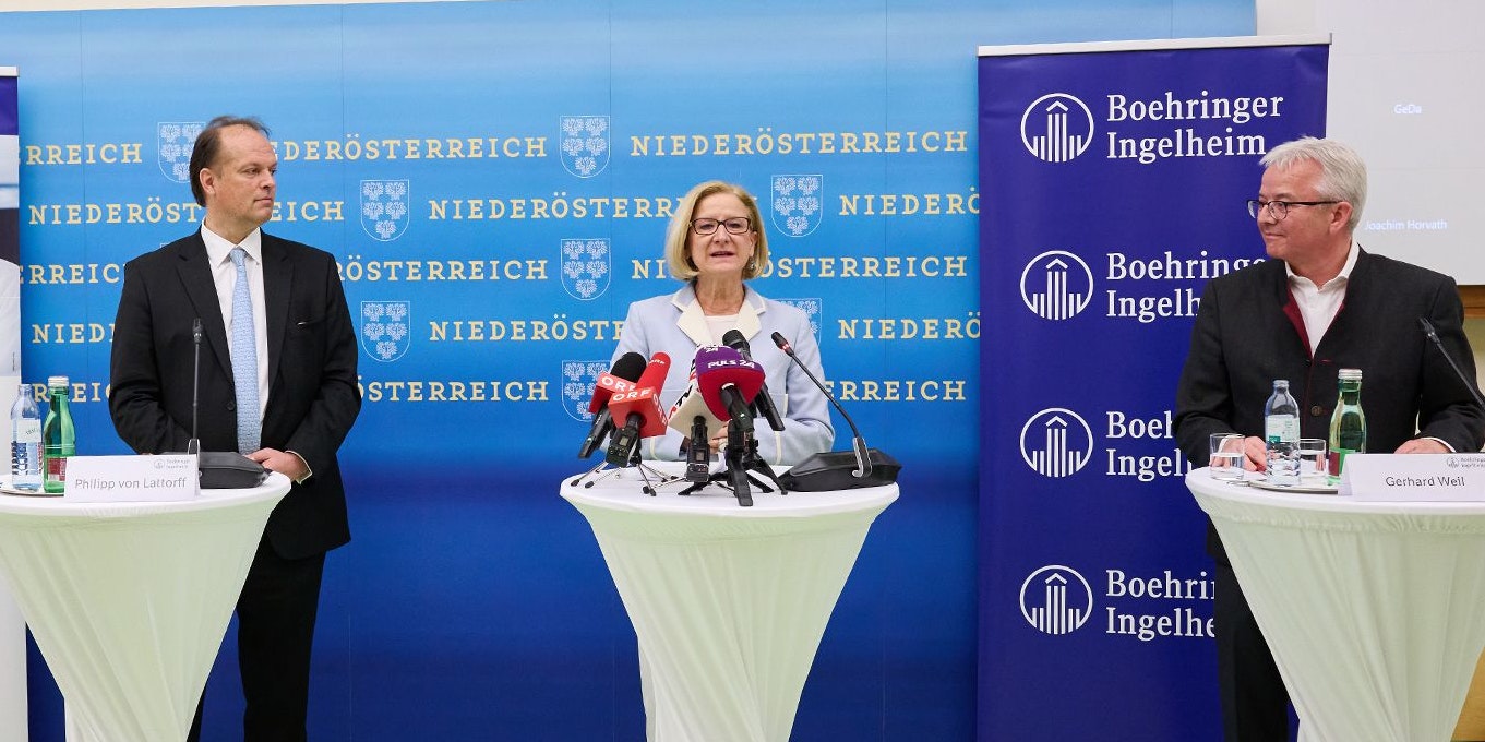 Landesrat Jochen Danninger, Bundesministerin Margarete Schramböck, Boehringer Ingelheim Generaldirektor Philipp von Lattorff, Landeshauptfrau Johanna Mikl-Leitner, Brucks Bürgermeister Gerhard Weil und ecoplus-Geschäftsführer Helmut Miernicki (v.l.n.r.) freuen sich über die neue Produktionsanlage von Boehringer Ingelheim in Niederösterreich.