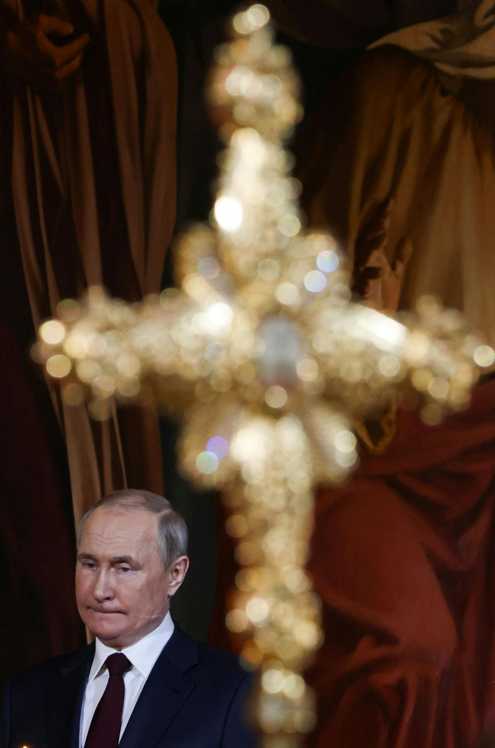 Russlands Präsident Wladimir Putin beim traditionellen Ostergottesdienst in Moskau am späten Abend des 23. Aprils 2022.