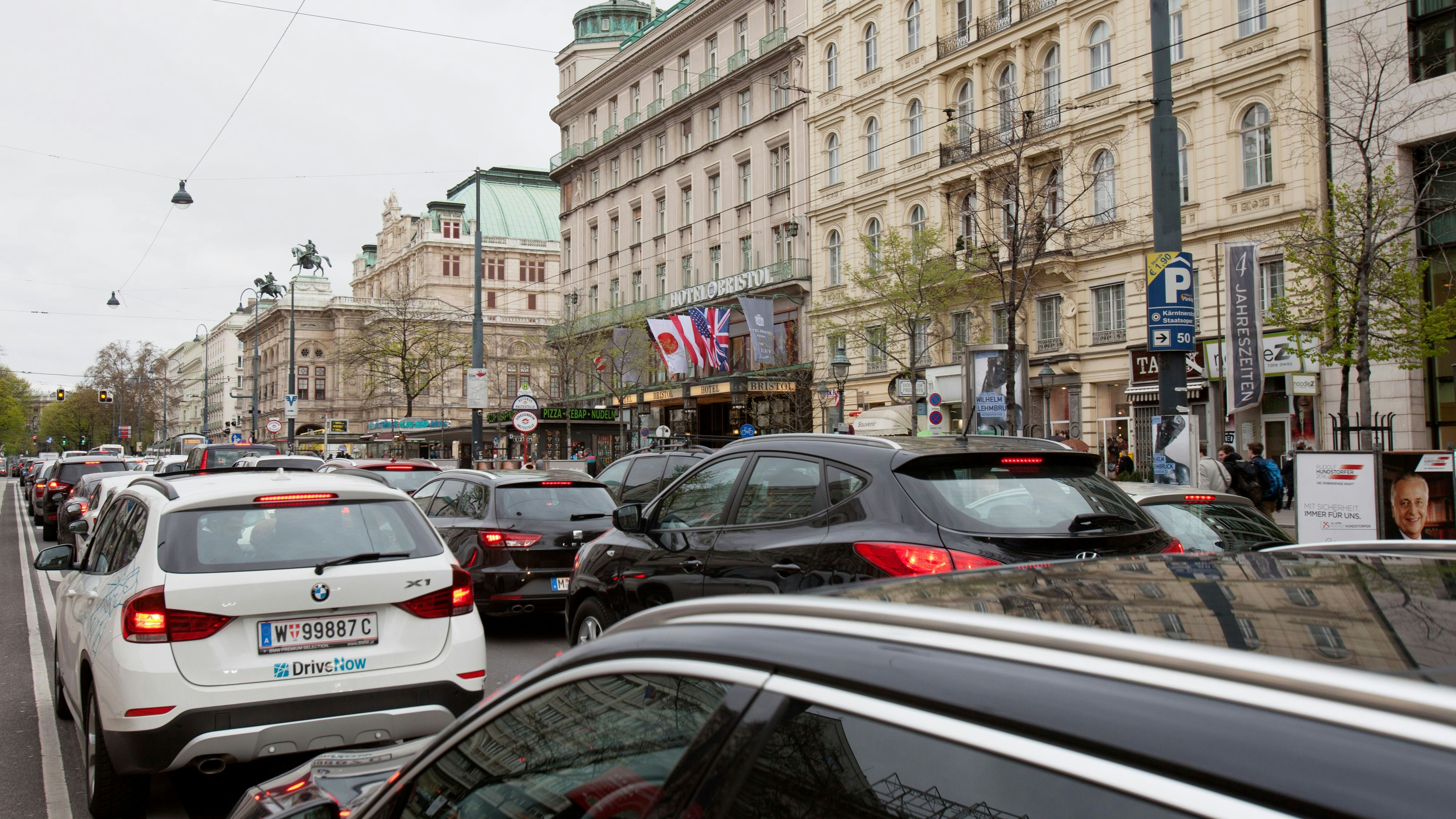 Heute.at - Stundenlange Sperre – Pride Parade legt Verkehr lahm