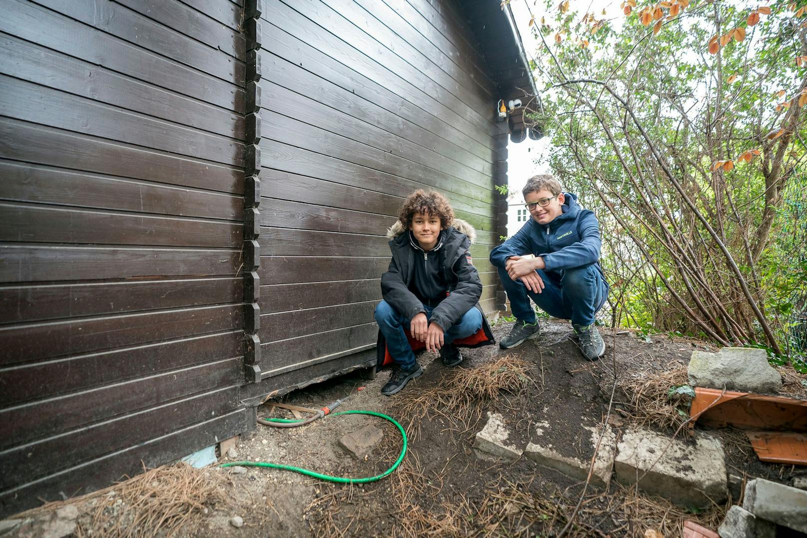 Ben (12, li.) und Niklas (10) beim Gartenhaus, in dem eine Fuchsfamilie eingezogen ist.