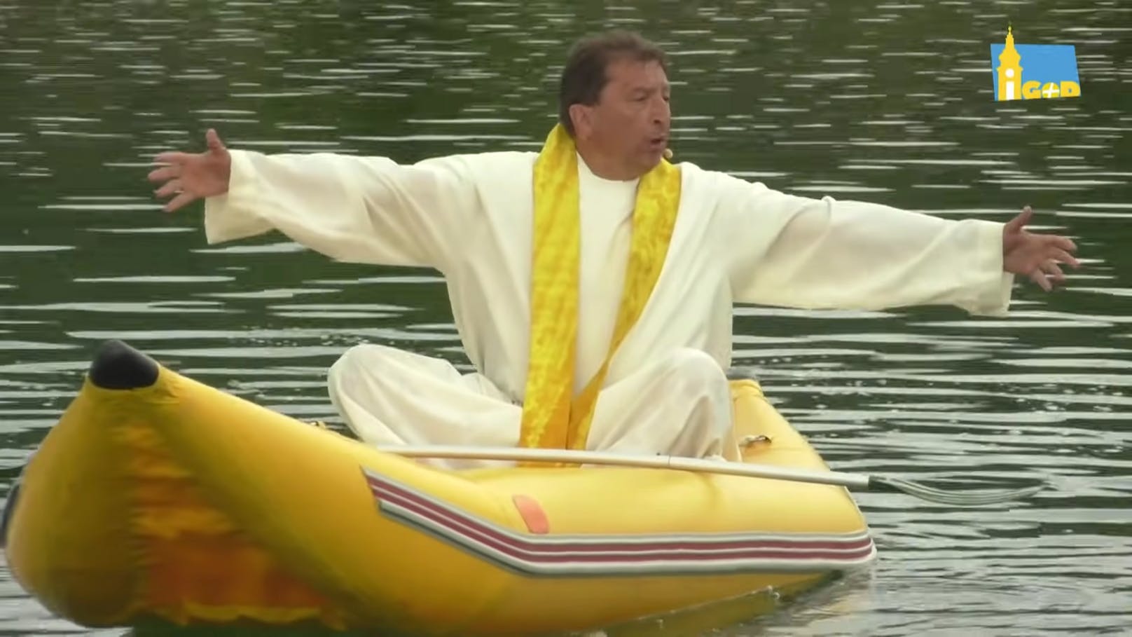 Pfarrer Josef Reisenhofer während seiner Boot-Predigt