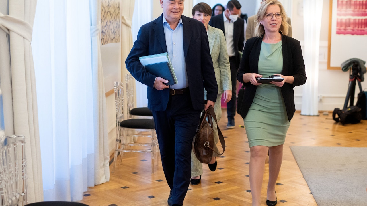 Heute.at - Kogler, Gewessler & Co. – Grünen schwänzen Opernball