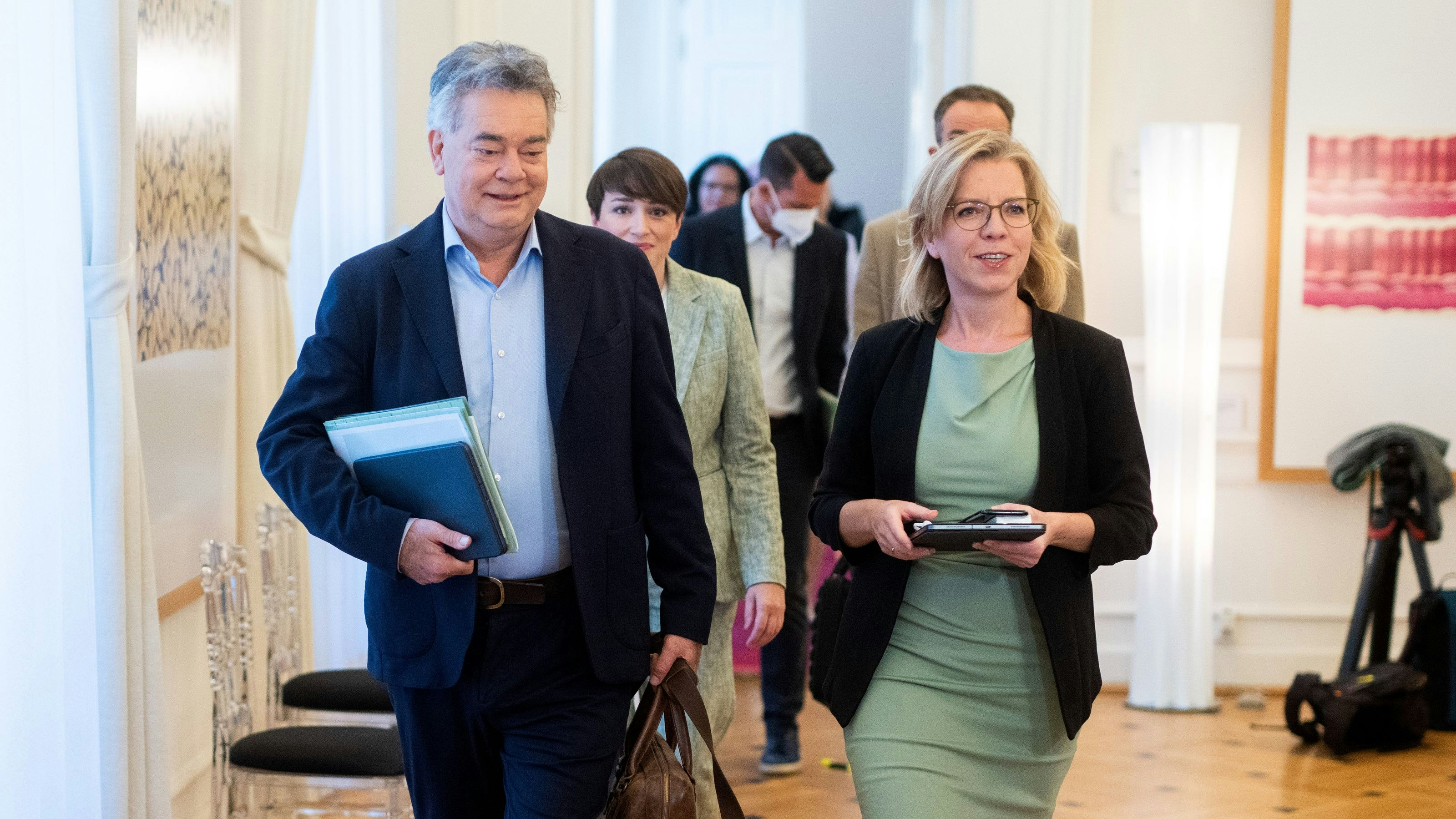 Neben Parteichef und Vizekanzler Werner Kogler (li.) könnte auch Umweltministerin Leonore Gewessler (re.) als Siegerin der Bundgeskongresses hervorgehen. 