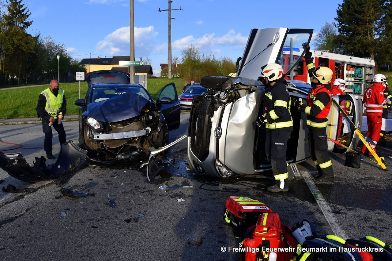 Heute.at - Auto von 19-Jähriger bei Unfall in Luft geschleudert