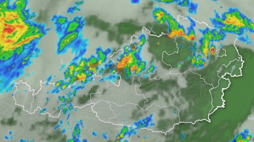 Am Nachmittag soll es in OÖ Starkregen geben. Die Bilder zeigen die Wolkenfront.