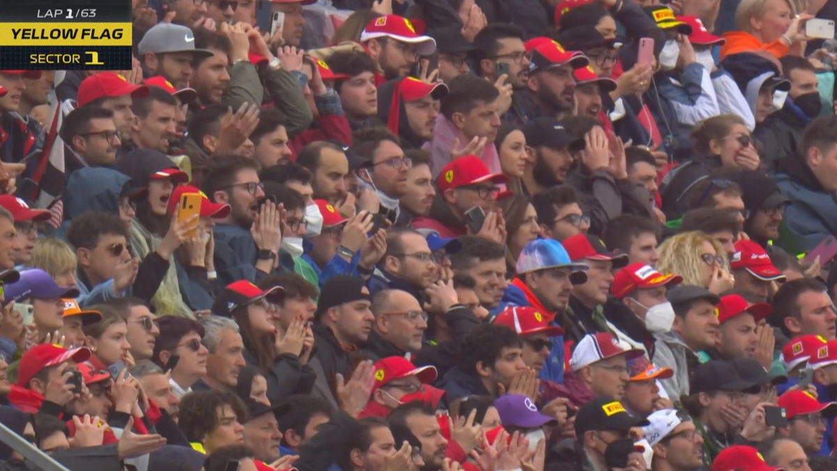 Enttäuschte Tifosi nach dem Sainz-Crash.