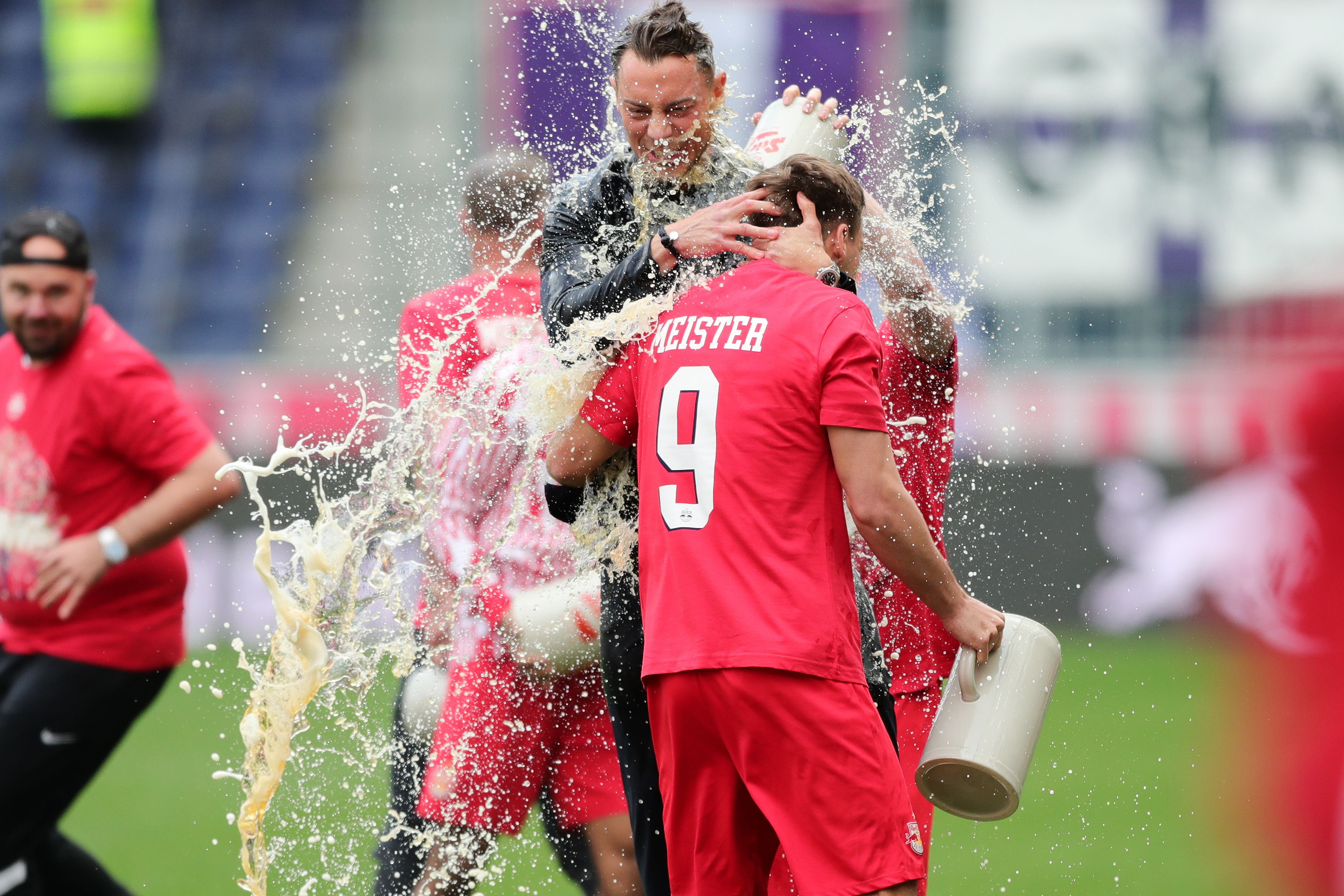 Bierdusche für Meister Salzburg