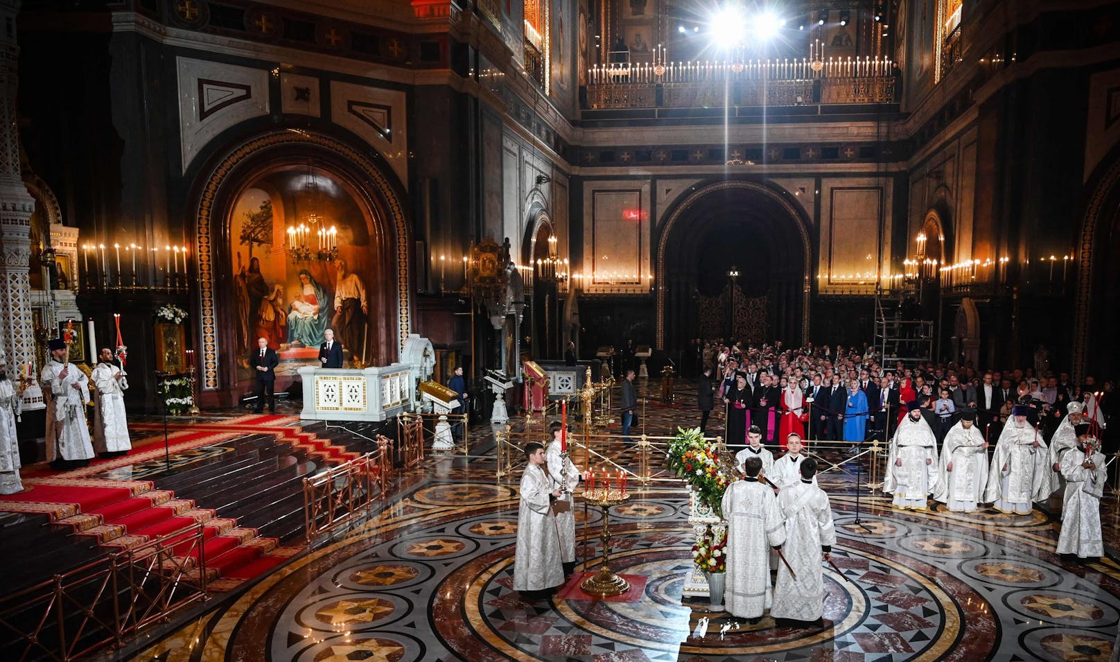 Russlands Präsident Wladimir Putin beim traditionellen Ostergottesdienst in Moskau am späten Abend des 23. Aprils 2022.