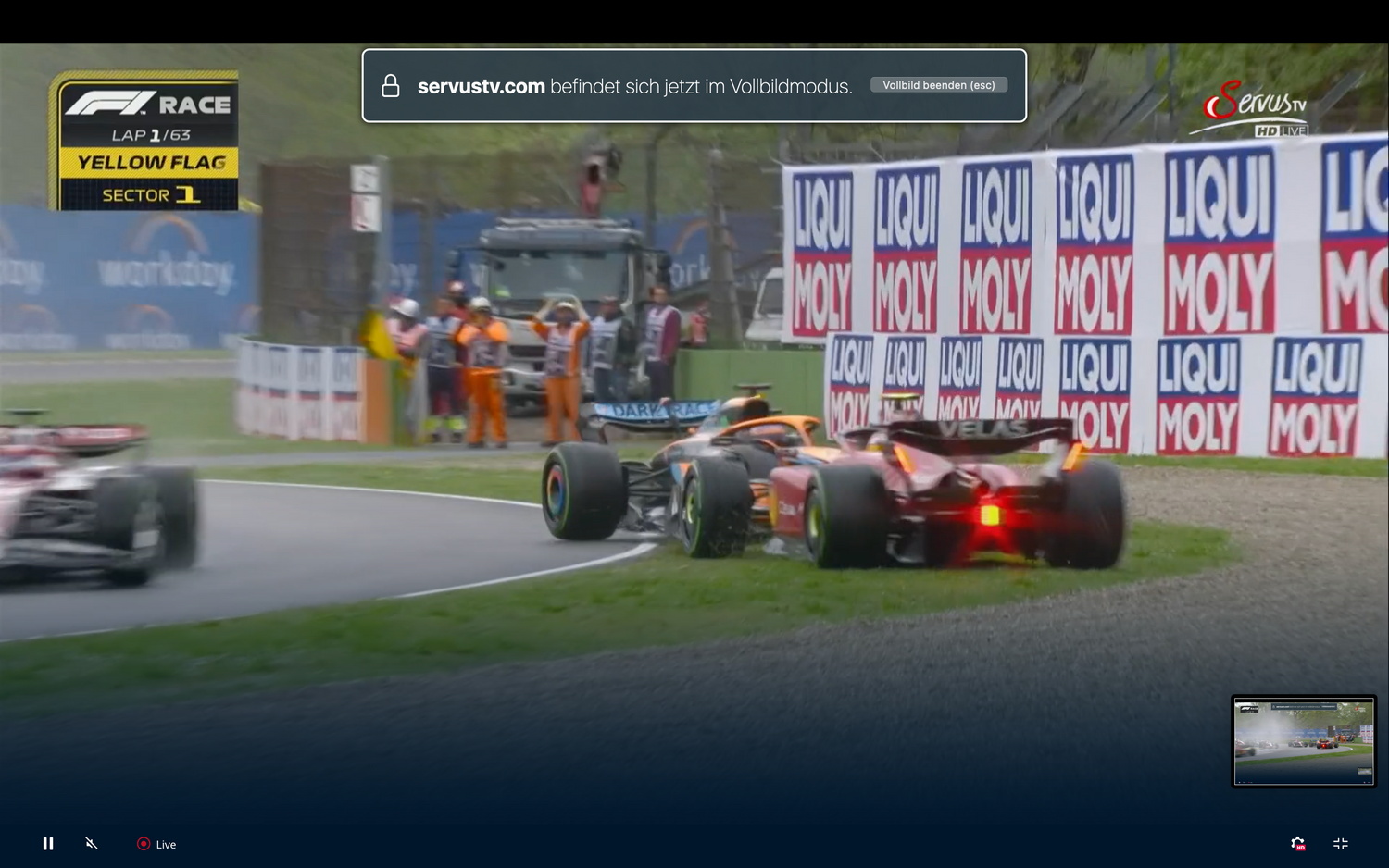 Daniel Ricciardo kegelt Carlos Sainz von der Strecke.