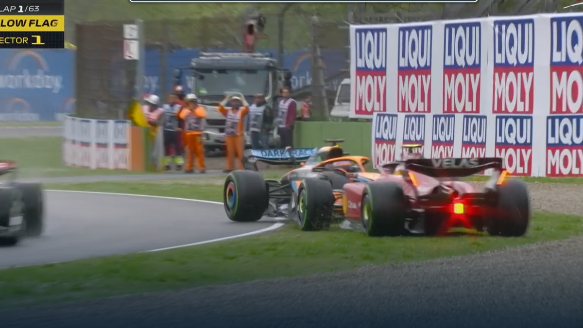 Daniel Ricciardo kegelt Carlos Sainz von der Strecke.