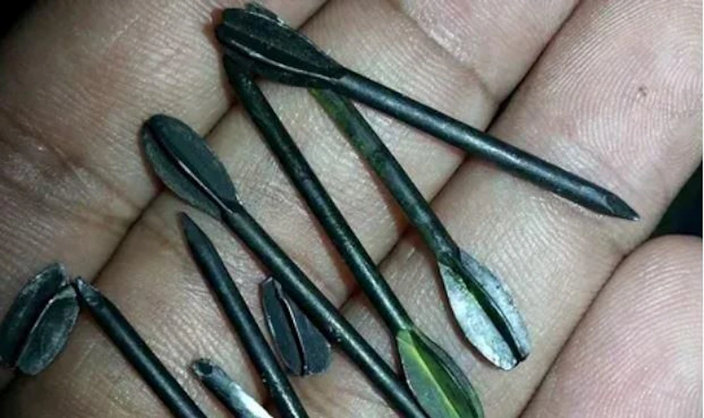 Die typischerweise zwischen drei und vier Zentimeter langen Fléchettes lösen sich von der Granate und verteilen sich in einem kegelförmigen Bogen von etwa 300 m Breite und 100 m Länge.