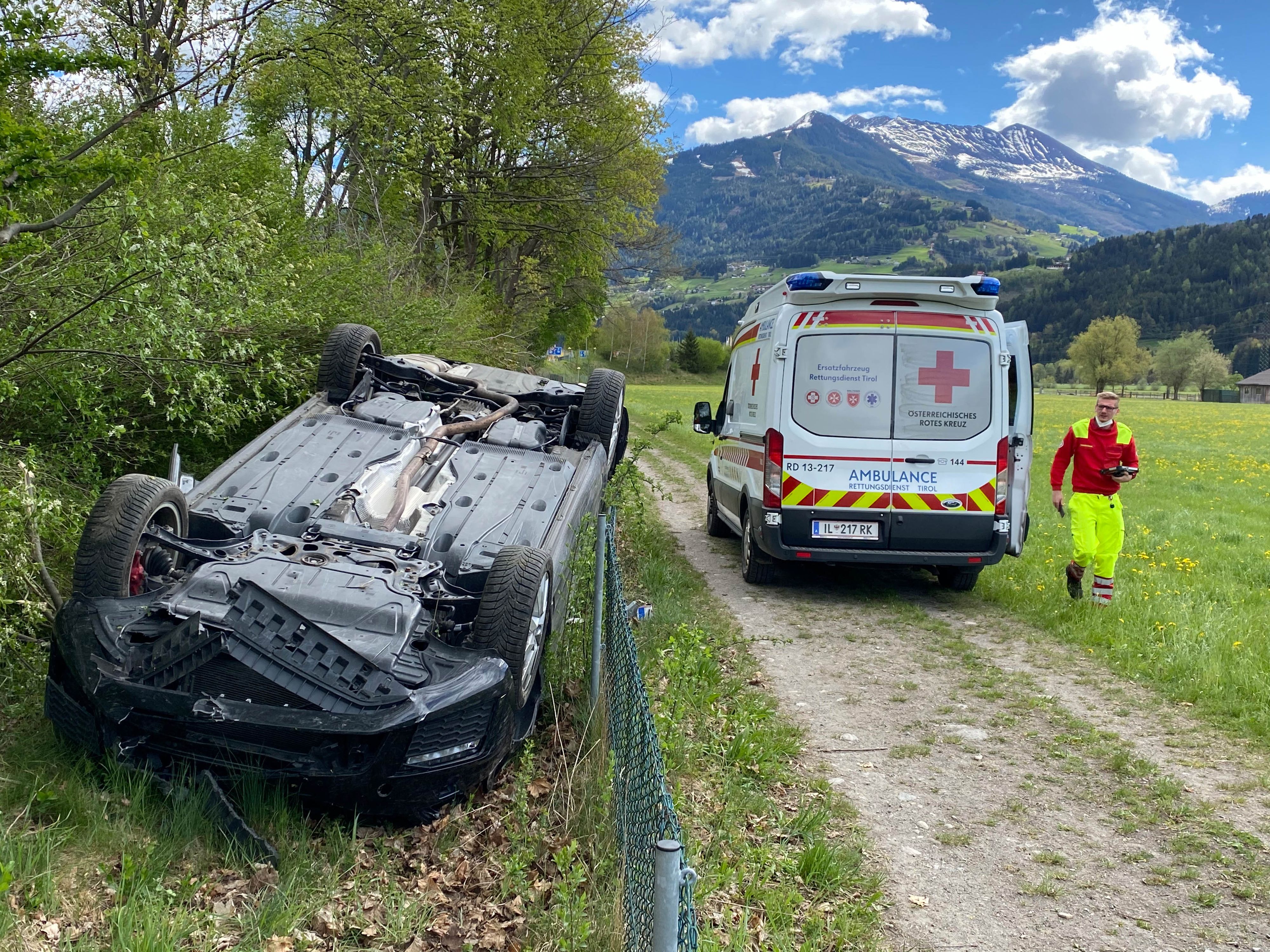 Die beiden Insassen wurden bei dem Crash verletzt.