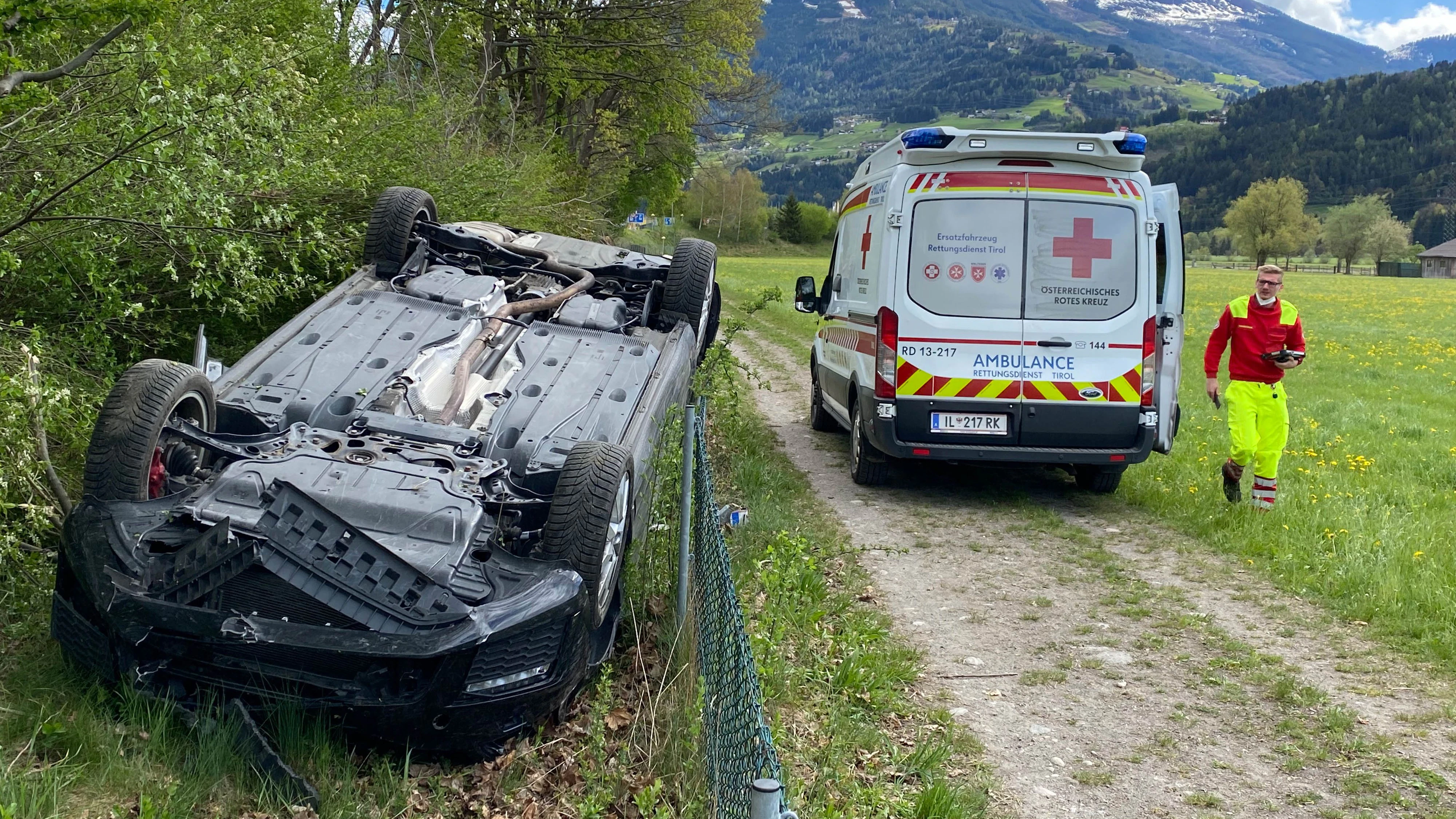 Fahrzeugabsturz von der Inntalautobahn bei Weer -Fotocredit: ZOOM.TIROL 