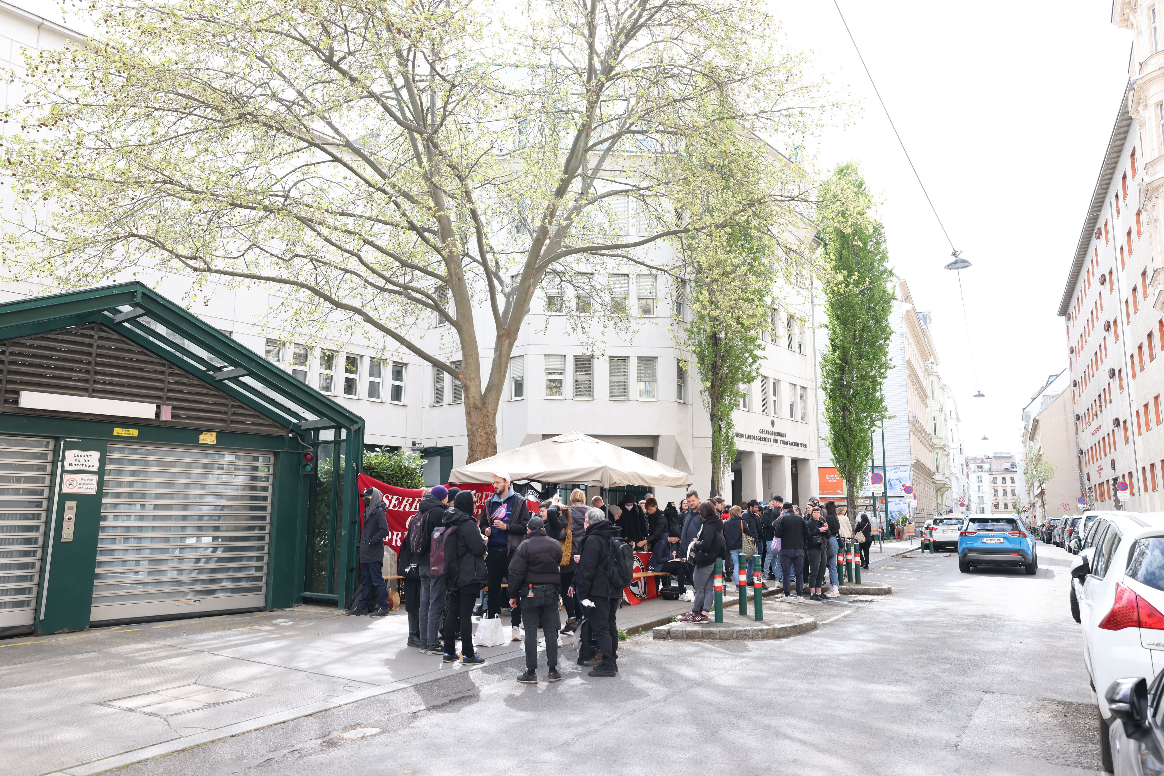 Aktivisten zeigten Solidarität mit linken Angeklagten. 